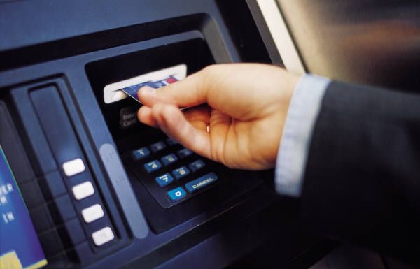Iata cum cineva iti poate fura codul PIN fara sa bagi de seama