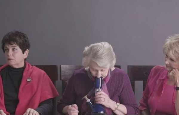 Trei bunici au decis sa fumeze marijuana pentru prima data in viata! (+Video hilar)