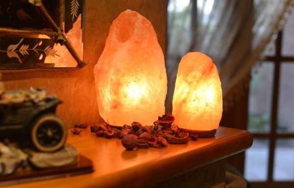 Cum actioneaza lampile din sare roz de Himalaya?! Din punct de vedere stiintific, lampile de sare roz de Himalaya ar putea avea urmatoarele efecte