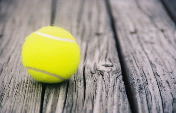 Folosind o minge de tenis poti scapa de sciatica si de durerile de spate! Iata cum!